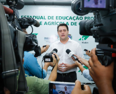 O governador Carlos Massa Ratinho Junior inaugurou nesta sexta-feira (31) a primeira escola técnica de operação florestal do Brasil, em Ortigueira, nos Campos Gerais. O Centro Estadual de Educação Profissional Florestal e Agrícola é fruto de uma parceria entre o Governo do Estado, a Klabin e a prefeitura. O investimento total foi de R$ 35 milhões, sendo R$ 12 milhões repassados pela Secretaria da Educação e do Esporte.