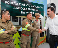 O governador Carlos Massa Ratinho Junior inaugurou nesta sexta-feira (31) a primeira escola técnica de operação florestal do Brasil, em Ortigueira, nos Campos Gerais. O Centro Estadual de Educação Profissional Florestal e Agrícola é fruto de uma parceria entre o Governo do Estado, a Klabin e a prefeitura. O investimento total foi de R$ 35 milhões, sendo R$ 12 milhões repassados pela Secretaria da Educação e do Esporte.