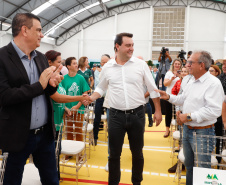 O governador Carlos Massa Ratinho Junior inaugurou nesta sexta-feira (31) a primeira escola técnica de operação florestal do Brasil, em Ortigueira, nos Campos Gerais. O Centro Estadual de Educação Profissional Florestal e Agrícola é fruto de uma parceria entre o Governo do Estado, a Klabin e a prefeitura. O investimento total foi de R$ 35 milhões, sendo R$ 12 milhões repassados pela Secretaria da Educação e do Esporte.