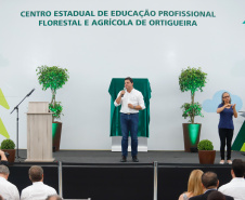 O governador Carlos Massa Ratinho Junior inaugurou nesta sexta-feira (31) a primeira escola técnica de operação florestal do Brasil, em Ortigueira, nos Campos Gerais. O Centro Estadual de Educação Profissional Florestal e Agrícola é fruto de uma parceria entre o Governo do Estado, a Klabin e a prefeitura. O investimento total foi de R$ 35 milhões, sendo R$ 12 milhões repassados pela Secretaria da Educação e do Esporte.