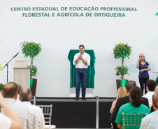O governador Carlos Massa Ratinho Junior inaugurou nesta sexta-feira (31) a primeira escola técnica de operação florestal do Brasil, em Ortigueira, nos Campos Gerais. O Centro Estadual de Educação Profissional Florestal e Agrícola é fruto de uma parceria entre o Governo do Estado, a Klabin e a prefeitura. O investimento total foi de R$ 35 milhões, sendo R$ 12 milhões repassados pela Secretaria da Educação e do Esporte.