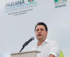 O governador Carlos Massa Ratinho Junior inaugurou nesta sexta-feira (31) a primeira escola técnica de operação florestal do Brasil, em Ortigueira, nos Campos Gerais. O Centro Estadual de Educação Profissional Florestal e Agrícola é fruto de uma parceria entre o Governo do Estado, a Klabin e a prefeitura. O investimento total foi de R$ 35 milhões, sendo R$ 12 milhões repassados pela Secretaria da Educação e do Esporte.