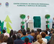 O governador Carlos Massa Ratinho Junior inaugurou nesta sexta-feira (31) a primeira escola técnica de operação florestal do Brasil, em Ortigueira, nos Campos Gerais. O Centro Estadual de Educação Profissional Florestal e Agrícola é fruto de uma parceria entre o Governo do Estado, a Klabin e a prefeitura. O investimento total foi de R$ 35 milhões, sendo R$ 12 milhões repassados pela Secretaria da Educação e do Esporte.