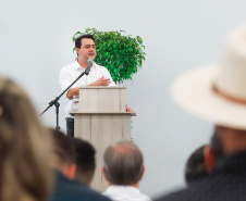 O governador Carlos Massa Ratinho Junior inaugurou nesta sexta-feira (31) a primeira escola técnica de operação florestal do Brasil, em Ortigueira, nos Campos Gerais. O Centro Estadual de Educação Profissional Florestal e Agrícola é fruto de uma parceria entre o Governo do Estado, a Klabin e a prefeitura. O investimento total foi de R$ 35 milhões, sendo R$ 12 milhões repassados pela Secretaria da Educação e do Esporte.