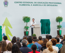 O governador Carlos Massa Ratinho Junior inaugurou nesta sexta-feira (31) a primeira escola técnica de operação florestal do Brasil, em Ortigueira, nos Campos Gerais. O Centro Estadual de Educação Profissional Florestal e Agrícola é fruto de uma parceria entre o Governo do Estado, a Klabin e a prefeitura. O investimento total foi de R$ 35 milhões, sendo R$ 12 milhões repassados pela Secretaria da Educação e do Esporte.