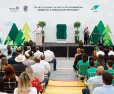 O governador Carlos Massa Ratinho Junior inaugurou nesta sexta-feira (31) a primeira escola técnica de operação florestal do Brasil, em Ortigueira, nos Campos Gerais. O Centro Estadual de Educação Profissional Florestal e Agrícola é fruto de uma parceria entre o Governo do Estado, a Klabin e a prefeitura. O investimento total foi de R$ 35 milhões, sendo R$ 12 milhões repassados pela Secretaria da Educação e do Esporte.