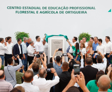 O governador Carlos Massa Ratinho Junior inaugurou nesta sexta-feira (31) a primeira escola técnica de operação florestal do Brasil, em Ortigueira, nos Campos Gerais. O Centro Estadual de Educação Profissional Florestal e Agrícola é fruto de uma parceria entre o Governo do Estado, a Klabin e a prefeitura. O investimento total foi de R$ 35 milhões, sendo R$ 12 milhões repassados pela Secretaria da Educação e do Esporte.