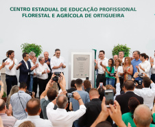 O governador Carlos Massa Ratinho Junior inaugurou nesta sexta-feira (31) a primeira escola técnica de operação florestal do Brasil, em Ortigueira, nos Campos Gerais. O Centro Estadual de Educação Profissional Florestal e Agrícola é fruto de uma parceria entre o Governo do Estado, a Klabin e a prefeitura. O investimento total foi de R$ 35 milhões, sendo R$ 12 milhões repassados pela Secretaria da Educação e do Esporte.