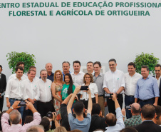 O governador Carlos Massa Ratinho Junior inaugurou nesta sexta-feira (31) a primeira escola técnica de operação florestal do Brasil, em Ortigueira, nos Campos Gerais. O Centro Estadual de Educação Profissional Florestal e Agrícola é fruto de uma parceria entre o Governo do Estado, a Klabin e a prefeitura. O investimento total foi de R$ 35 milhões, sendo R$ 12 milhões repassados pela Secretaria da Educação e do Esporte.