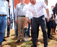 O governador Carlos Massa Ratinho Junior inaugurou nesta sexta-feira (31) a primeira escola técnica de operação florestal do Brasil, em Ortigueira, nos Campos Gerais. O Centro Estadual de Educação Profissional Florestal e Agrícola é fruto de uma parceria entre o Governo do Estado, a Klabin e a prefeitura. O investimento total foi de R$ 35 milhões, sendo R$ 12 milhões repassados pela Secretaria da Educação e do Esporte.