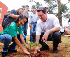 O governador Carlos Massa Ratinho Junior inaugurou nesta sexta-feira (31) a primeira escola técnica de operação florestal do Brasil, em Ortigueira, nos Campos Gerais. O Centro Estadual de Educação Profissional Florestal e Agrícola é fruto de uma parceria entre o Governo do Estado, a Klabin e a prefeitura. O investimento total foi de R$ 35 milhões, sendo R$ 12 milhões repassados pela Secretaria da Educação e do Esporte.