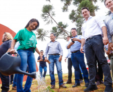 O governador Carlos Massa Ratinho Junior inaugurou nesta sexta-feira (31) a primeira escola técnica de operação florestal do Brasil, em Ortigueira, nos Campos Gerais. O Centro Estadual de Educação Profissional Florestal e Agrícola é fruto de uma parceria entre o Governo do Estado, a Klabin e a prefeitura. O investimento total foi de R$ 35 milhões, sendo R$ 12 milhões repassados pela Secretaria da Educação e do Esporte.