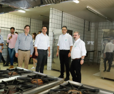 O governador Carlos Massa Ratinho Junior inaugurou nesta sexta-feira (31) a primeira escola técnica de operação florestal do Brasil, em Ortigueira, nos Campos Gerais. O Centro Estadual de Educação Profissional Florestal e Agrícola é fruto de uma parceria entre o Governo do Estado, a Klabin e a prefeitura. O investimento total foi de R$ 35 milhões, sendo R$ 12 milhões repassados pela Secretaria da Educação e do Esporte.