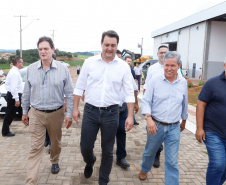 O governador Carlos Massa Ratinho Junior inaugurou nesta sexta-feira (31) a primeira escola técnica de operação florestal do Brasil, em Ortigueira, nos Campos Gerais. O Centro Estadual de Educação Profissional Florestal e Agrícola é fruto de uma parceria entre o Governo do Estado, a Klabin e a prefeitura. O investimento total foi de R$ 35 milhões, sendo R$ 12 milhões repassados pela Secretaria da Educação e do Esporte.