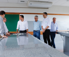 O governador Carlos Massa Ratinho Junior inaugurou nesta sexta-feira (31) a primeira escola técnica de operação florestal do Brasil, em Ortigueira, nos Campos Gerais. O Centro Estadual de Educação Profissional Florestal e Agrícola é fruto de uma parceria entre o Governo do Estado, a Klabin e a prefeitura. O investimento total foi de R$ 35 milhões, sendo R$ 12 milhões repassados pela Secretaria da Educação e do Esporte.