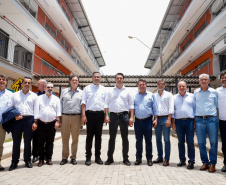 O governador Carlos Massa Ratinho Junior inaugurou nesta sexta-feira (31) a primeira escola técnica de operação florestal do Brasil, em Ortigueira, nos Campos Gerais. O Centro Estadual de Educação Profissional Florestal e Agrícola é fruto de uma parceria entre o Governo do Estado, a Klabin e a prefeitura. O investimento total foi de R$ 35 milhões, sendo R$ 12 milhões repassados pela Secretaria da Educação e do Esporte.