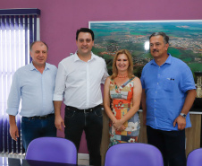 O governador Carlos Massa Ratinho Junior inaugurou nesta sexta-feira (31) a primeira escola técnica de operação florestal do Brasil, em Ortigueira, nos Campos Gerais. O Centro Estadual de Educação Profissional Florestal e Agrícola é fruto de uma parceria entre o Governo do Estado, a Klabin e a prefeitura. O investimento total foi de R$ 35 milhões, sendo R$ 12 milhões repassados pela Secretaria da Educação e do Esporte.