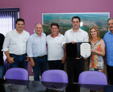 O governador Carlos Massa Ratinho Junior inaugurou nesta sexta-feira (31) a primeira escola técnica de operação florestal do Brasil, em Ortigueira, nos Campos Gerais. O Centro Estadual de Educação Profissional Florestal e Agrícola é fruto de uma parceria entre o Governo do Estado, a Klabin e a prefeitura. O investimento total foi de R$ 35 milhões, sendo R$ 12 milhões repassados pela Secretaria da Educação e do Esporte.