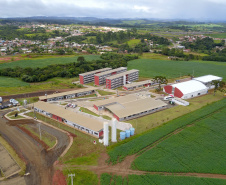 O Centro Estadual de Educação Profissional Florestal e Agrícola, inaugurado nesta sexta-feira (31) em Ortigueira, é mais um capítulo da história da parceria estratégica entre o Governo do Estado e a fabricante de celulose Klabin. A associação de forças envolve investimentos em infraestrutura nos Campos Gerais, geração de emprego, capacitação e ampliação da capacidade de exportação. Foto: José Fernando Ogura/AEN