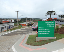 O Centro Estadual de Educação Profissional Florestal e Agrícola, inaugurado nesta sexta-feira (31) em Ortigueira, é mais um capítulo da história da parceria estratégica entre o Governo do Estado e a fabricante de celulose Klabin. A associação de forças envolve investimentos em infraestrutura nos Campos Gerais, geração de emprego, capacitação e ampliação da capacidade de exportação. Foto: José Fernando Ogura/AEN
