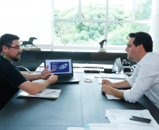 Governador Carlos Massa Ratinho Junior recebe o presidente da Celepar, Leandro Moura.