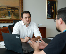 Governador Carlos Massa Ratinho Junior recebe o presidente da Celepar, Leandro Moura.