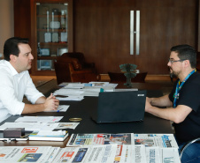 Governador Carlos Massa Ratinho Junior recebe o presidente da Celepar, Leandro Moura.