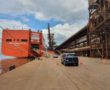 Pela primeira vez, um navio de veículos atraca no berço 213 do Corredor de Exportação do Porto de Paranaguá. Local preferencial para o carregamento dos grãos e farelos, foi preciso empenho de todos os envolvidos na operação para esta manobra. O resultado foi a otimização da ocupação do cais e mais agilidade no embarque dos carros.Foto: Portos do Paraná