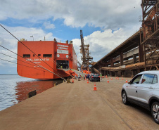 Pela primeira vez, um navio de veículos atraca no berço 213 do Corredor de Exportação do Porto de Paranaguá. Local preferencial para o carregamento dos grãos e farelos, foi preciso empenho de todos os envolvidos na operação para esta manobra. O resultado foi a otimização da ocupação do cais e mais agilidade no embarque dos carros.Foto: Portos do Paraná