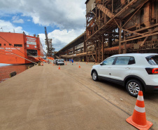 Pela primeira vez, um navio de veículos atraca no berço 213 do Corredor de Exportação do Porto de Paranaguá. Local preferencial para o carregamento dos grãos e farelos, foi preciso empenho de todos os envolvidos na operação para esta manobra. O resultado foi a otimização da ocupação do cais e mais agilidade no embarque dos carros.Foto: Portos do Paraná