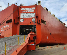 Pela primeira vez, um navio de veículos atraca no berço 213 do Corredor de Exportação do Porto de Paranaguá. Local preferencial para o carregamento dos grãos e farelos, foi preciso empenho de todos os envolvidos na operação para esta manobra. O resultado foi a otimização da ocupação do cais e mais agilidade no embarque dos carros.Foto: Portos do Paraná