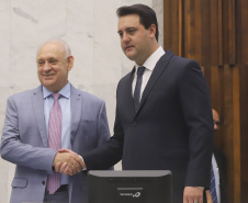 O governador Carlos Massa Ratinho Junior participa neste dia 03/02 da retomada dos trabalhos em plenário na Assembleia Legislativa do Paraná. Presentes: presidente da Assembleia Legislativa, dep. Ademar Traiano; presidente do Tribunal de Justiça, Adalberto Jorge Xisto Pereira; presidente do tribunal de Contas, Nestor Baptista; procurador Geral de Justiça, Ivonei Sfoggia; entre outros.
Curitiba, 03-02-20.
Foto: Arnaldo Alves / AEN.
