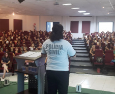 A Polícia Civil do Paraná (PCPR) participou da abertura da semana pedagógica promovida pela pela Secretaria de Educação, Cultura e Esporte nesta segunda-feira (3), na Universidade Federal do Paraná, sede de Matinhos, no Litoral do Estado. Cerca de 400 educadores da rede municipal estiveram presente no evento.
Foto: PCPR