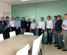 Foi iniciado o Hackathon, que acontece em um espaço de mais de 170 metros quadrados, dentro da Feira. Durante os três dias da maratona, quinze equipes vão trabalhar para resolver 17 problemas comuns ao cotidiano do agronegócio.
Foto: Celepar