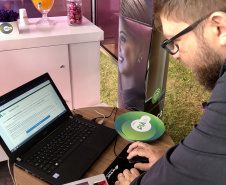 Foi iniciado o Hackathon, que acontece em um espaço de mais de 170 metros quadrados, dentro da Feira. Durante os três dias da maratona, quinze equipes vão trabalhar para resolver 17 problemas comuns ao cotidiano do agronegócio.
Foto: Celepar