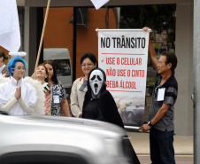 O Hospital do Trabalhador fez uma blitz informativa sobre o perigo do uso de celular no trânsito. O evento aconteceu na Rua Isaac Guelmann, no bairro Portão, em Curitiba, nesta segunda-feira (3). A ação faz parte das atividades da Gincana Nacional de Voluntariado do Programa Pátria Voluntária do Governo Federal.
Foto: SESA