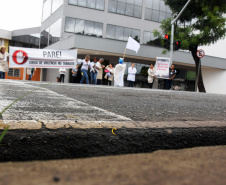 O Hospital do Trabalhador fez uma blitz informativa sobre o perigo do uso de celular no trânsito. O evento aconteceu na Rua Isaac Guelmann, no bairro Portão, em Curitiba, nesta segunda-feira (3). A ação faz parte das atividades da Gincana Nacional de Voluntariado do Programa Pátria Voluntária do Governo Federal.
Foto: SESA