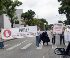 O Hospital do Trabalhador fez uma blitz informativa sobre o perigo do uso de celular no trânsito. O evento aconteceu na Rua Isaac Guelmann, no bairro Portão, em Curitiba, nesta segunda-feira (3). A ação faz parte das atividades da Gincana Nacional de Voluntariado do Programa Pátria Voluntária do Governo Federal.
Foto: SESA