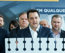 O governador Carlos Massa Ratinho Junior lança nesta terça-feira (04), no Palácio Iguaçu, o Certificado de Registro de Licenciamento de Veículo em meio eletrônico (CRLV-e). Assim, os cidadãos não precisam mais aguardar a chegada do documento do carro em casa ou 2ª via em caso de perda.
Foto: Rodrigo Felix Leal