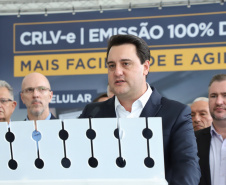O governador Carlos Massa Ratinho Junior lança nesta terça-feira (04), no Palácio Iguaçu, o Certificado de Registro de Licenciamento de Veículo em meio eletrônico (CRLV-e). Assim, os cidadãos não precisam mais aguardar a chegada do documento do carro em casa ou 2ª via em caso de perda.
Foto: José Fernando Ogura/AEN