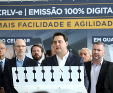 O governador Carlos Massa Ratinho Junior lança nesta terça-feira (04), no Palácio Iguaçu, o Certificado de Registro de Licenciamento de Veículo em meio eletrônico (CRLV-e). Assim, os cidadãos não precisam mais aguardar a chegada do documento do carro em casa ou 2ª via em caso de perda.
Foto: José Fernando Ogura/AEN