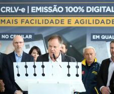 O governador Carlos Massa Ratinho Junior lança nesta terça-feira (04), no Palácio Iguaçu, o Certificado de Registro de Licenciamento de Veículo em meio eletrônico (CRLV-e). Assim, os cidadãos não precisam mais aguardar a chegada do documento do carro em casa ou 2ª via em caso de perda.
Foto: José Fernando Ogura/AEN