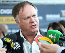 O governador Carlos Massa Ratinho Junior lança nesta terça-feira (04), no Palácio Iguaçu, o Certificado de Registro de Licenciamento de Veículo em meio eletrônico (CRLV-e). Assim, os cidadãos não precisam mais aguardar a chegada do documento do carro em casa ou 2ª via em caso de perda.
Foto: José Fernando Ogura/AEN