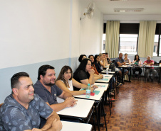 Professores, diretores, pedagogos e técnicos dos Núcleos Regionais de Educação (NREs) que participam de palestras, dinâmicas e oficinas com exercícios voltados à elaboração de planos de ação e guias de aprendizagem, que serão utilizados para o planejamento das aulas.  Foto: Silvio Turra/SEED