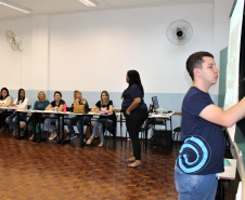 Professores, diretores, pedagogos e técnicos dos Núcleos Regionais de Educação (NREs) que participam de palestras, dinâmicas e oficinas com exercícios voltados à elaboração de planos de ação e guias de aprendizagem, que serão utilizados para o planejamento das aulas.  Foto: Silvio Turra/SEED