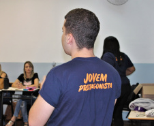Professores, diretores, pedagogos e técnicos dos Núcleos Regionais de Educação (NREs) que participam de palestras, dinâmicas e oficinas com exercícios voltados à elaboração de planos de ação e guias de aprendizagem, que serão utilizados para o planejamento das aulas.  Foto: Silvio Turra/SEED