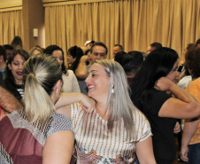 Professores, diretores, pedagogos e técnicos dos Núcleos Regionais de Educação (NREs) que participam de palestras, dinâmicas e oficinas com exercícios voltados à elaboração de planos de ação e guias de aprendizagem, que serão utilizados para o planejamento das aulas.  Foto: Silvio Turra/SEED