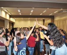Professores, diretores, pedagogos e técnicos dos Núcleos Regionais de Educação (NREs) que participam de palestras, dinâmicas e oficinas com exercícios voltados à elaboração de planos de ação e guias de aprendizagem, que serão utilizados para o planejamento das aulas.  Foto: Silvio Turra/SEED