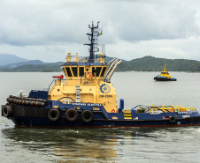 Os portos do Paraná receberam um reforço nas operações de apoio marítimo. Trata-se de um novo rebocador, maior e mais potente, que se junta aos outros 11 que já atuam nos terminais paranaenses. O Starnav Electra tem 32 metros de comprimento, 11,6 metros de largura (boca) e calado de 6,03. A tração estática da embarcação é de 81,5 toneladas. -  Paranaguá, 05/02/2020  -  Foto: Cláudio Neves/APPA