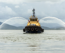 Os portos do Paraná receberam um reforço nas operações de apoio marítimo. Trata-se de um novo rebocador, maior e mais potente, que se junta aos outros 11 que já atuam nos terminais paranaenses. O Starnav Electra tem 32 metros de comprimento, 11,6 metros de largura (boca) e calado de 6,03. A tração estática da embarcação é de 81,5 toneladas. -  Paranaguá, 05/02/2020  -  Foto: Cláudio Neves/APPA